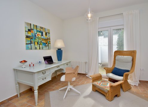 Lichtdurchflutetes Arbeitszimmer