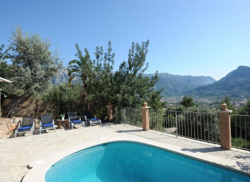 Liegestühle zum Sonnenbaden und Entspannen auf der Terrasse inmitten der Natur