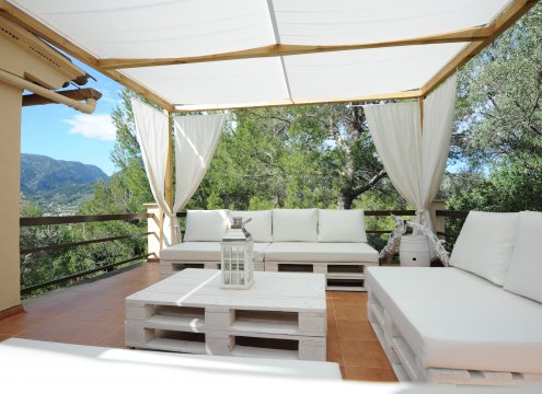 Sitzecke auf der oberen Terrasse inmitten der mallorquinischen Natur