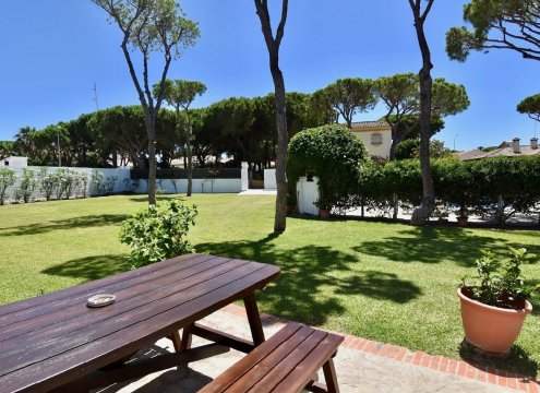 Freistehender Tisch mit Aussicht auf den Garten