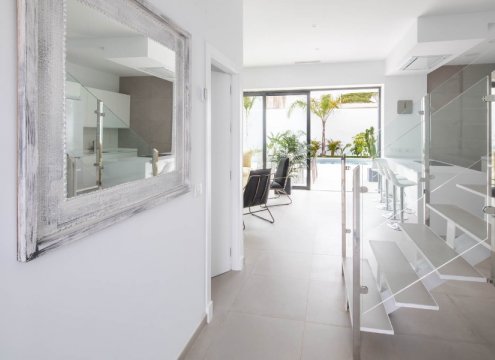 Eingangsbereich mit Blick in Küche und Wohnzimmer