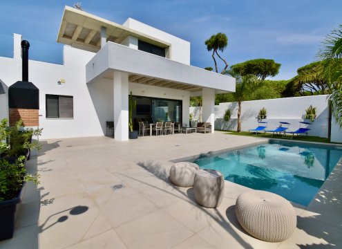 Gemütlicher Außenbereich mit Pool, Grill und Esstisch