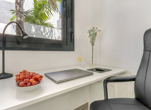 Optionaler Arbeitsplatz ruhig gelegen im Hauptschlafzimmer im Erdgeschoss mit viel Licht und schönem Blick nach draußen