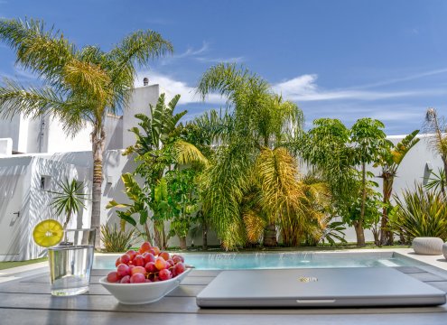 Remotework auf der überdachten Terrasse mit herrlichem Blick auf den Pool