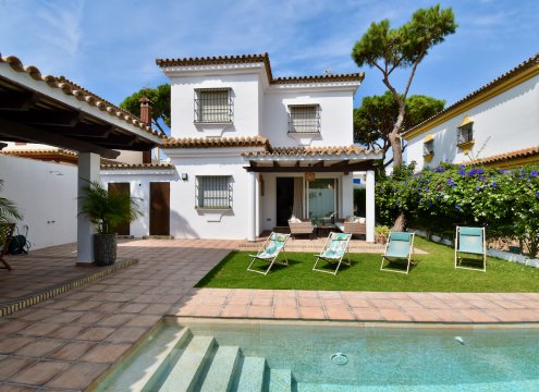 Poolliegen und Garten mit Pool