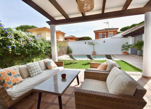 Windgeschützte Sofas mit Blick auf bezaubernden Garten