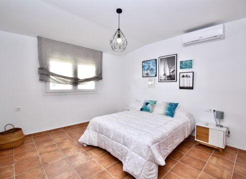 Schlafzimmer mit Doppelbett  (vor dem Fenster kann optional ein Arbeitsbereich eingerichtet werden)