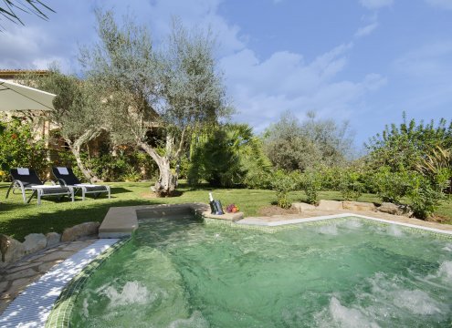 Außen-Whirlpool im Garten, umgeben von der Natur
