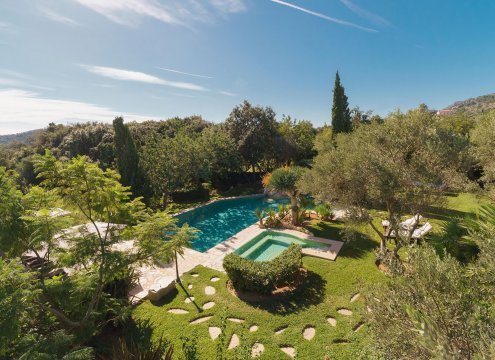 Blick auf den beeindruckenden Garten und die Umgebung der schönen mallorquinischen Villa