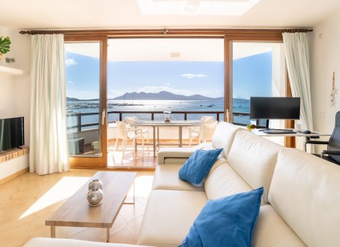 Arbeitsbereich (optionale Reservierung) im hellen und geräumigen Wohnzimmer mit Zugang zur Terrasse und atemberaubender Aussicht