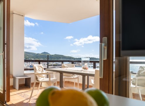 Vom Arbeitsbereich aus hat man einen Blick auf das beeindruckende Tramuntana-Gebirge und das Meer bei Puerto de Pollensa