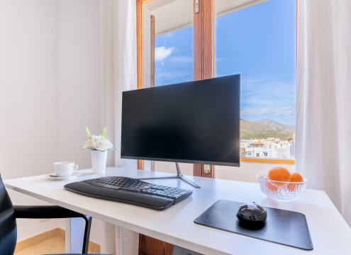 Heller, professioneller Arbeitsbereich mit Blick auf das Tramuntana-Gebirge und Zugang zur Terrasse des Hauptschlafzimmers