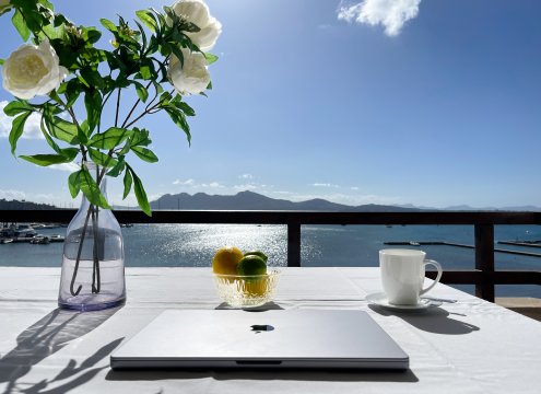 Genießen Sie Ihren frisch gebrühten Kaffee und Ihren Laptop mit diesen inspirierenden Aussichten