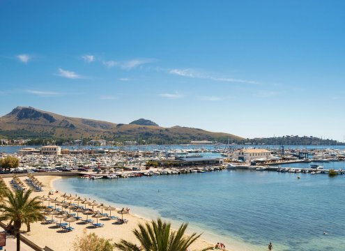 Schöner Panoramablick auf den Hafen von Pollensa von der gemütlichen Terrasse aus