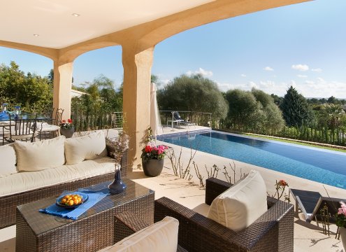 Grandioser Loungebereich mit Blick auf den großen Pool