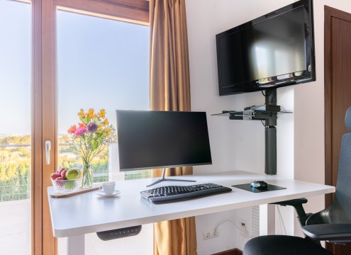 Optimaler Arbeitsplatz in 1. Schlafzimmer mit Blick bis zum Meer