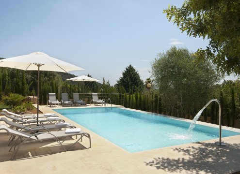Blick auf den sonnigen Poolbereich