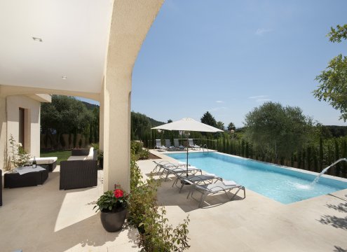 Blick auf die Terrasse und den sonnigen Poolbereich
