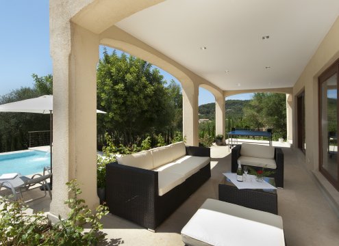 Gemütliche Sitzecke auf der überdachten Terrasse mit hochwertigen Loungemöbeln