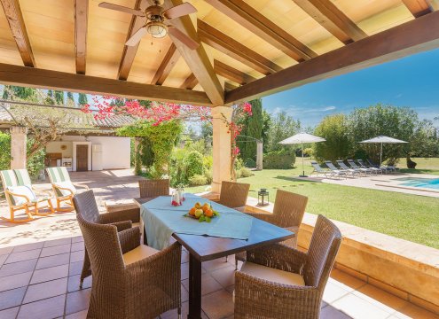 Esszimmer im Freien für 6 Personen mit Blick auf den Garten und das Schwimmbad