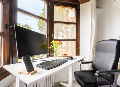 Der voll ausgestattete professionelle Arbeitsplatz (optional buchbar) sorgt für ein produktives und komfortables Erlebnis