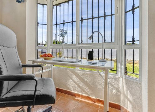 Heller Arbeitsbereich im Wohnzimmer mit viel Platz und schönem Blick in den grünen Vorgarten
