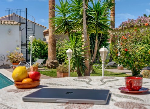 Arbeiten mit Blick auf den Pool