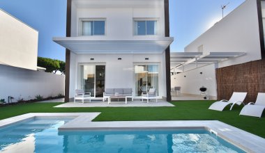 Modern luxury villa with private pool in Chiclana de la Frontera for 10 people in a quiet neighbourhood; 3 km from the beach