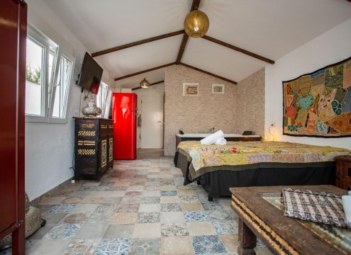 Links vor dem Fenster kann bei Bedarf ein optionaler Arbeitsplatz für Sie eingerichtet werden