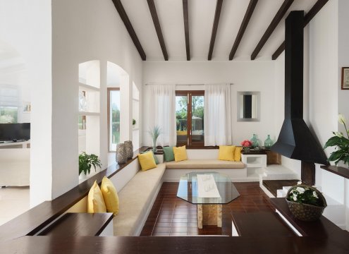 Großes modernes Wohnzimmer mit Kamin