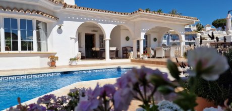 Ideal für die Familie oder das Mitarbeiterteam: Telearbeit von dieser geräumigen Villa aus, mit spektakulärer Aussicht, Swimmingpool, großer Terrasse und Jacuzzi zum Entspannen.