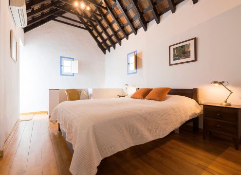 Geräumiges und gemütliches Hauptschlafzimmer mit optionalem Arbeitsbereich mit Zugang zur Dachterrasse, um Sie zu inspirieren und Ihre Produktivität zu maximieren