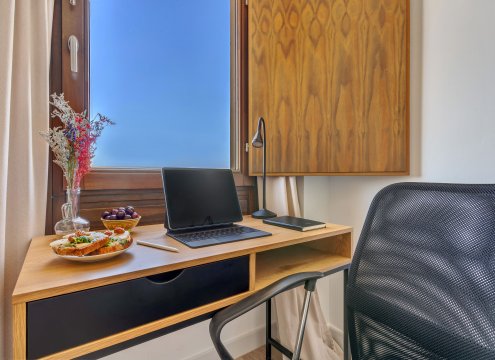 Arbeitsbereich im Hauptschlafzimmer mit Blick auf die Natur, ideal für konzentriertes und ruhiges Arbeiten