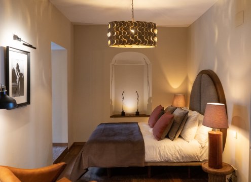 Hauptschlafzimmer, in dem auf Wunsch ein Schreibtisch und ein ergonomischer Stuhl aufgestellt werden können