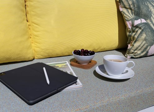 Genießen Sie Ihr Frühstück auf der Terrasse, während Sie sich auf den Tag vorbereiten