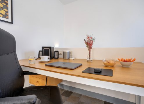 Komfortabler Arbeitsbereich im Obergeschoss des Hauses mit ergonomischem Stuhl auf Anfrage