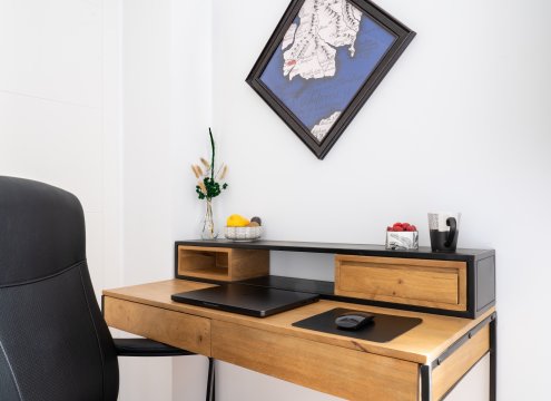 In der Unterkunft enthaltener Arbeitsbereich für komfortable und konzentrierte Telearbeit