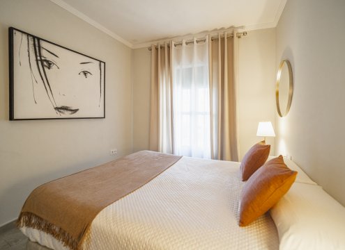 Vor dem Fenster im Hauptschlafzimmer kann ein optionaler Arbeitsplatz eingerichtet werden (siehe Beschreibung).