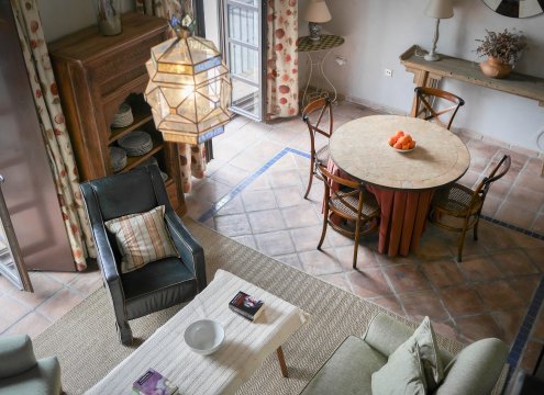 Wohnzimmer, in dem ein optionaler Arbeitsbereich neben dem Balkon mit Blick auf das Zentrum von Vejer eingerichtet werden kann