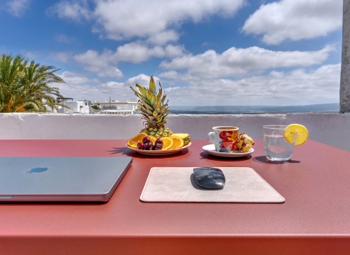Spektakulärer Meerblick für konzentriertes und entspanntes Arbeiten auf der Terrasse