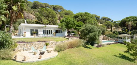 Haupthaus mit 4 Schlafzimmer, 3 Badezimmer & offenem Wohn-/Küchenbereich, Terrasse