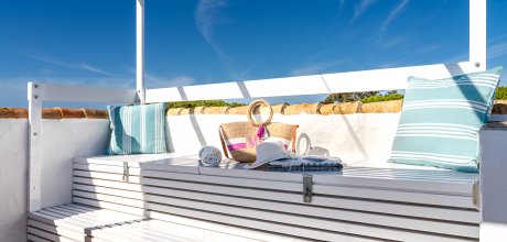 Gemütliches Penthouse mit moderner Einrichtung, Dachterrasse, Meerblick & Balkon, fußläufig zum Strand