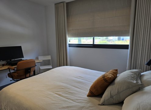 Ein voll ausgestatteter Arbeitsbereich ist in einem der Schlafzimmer vorhanden